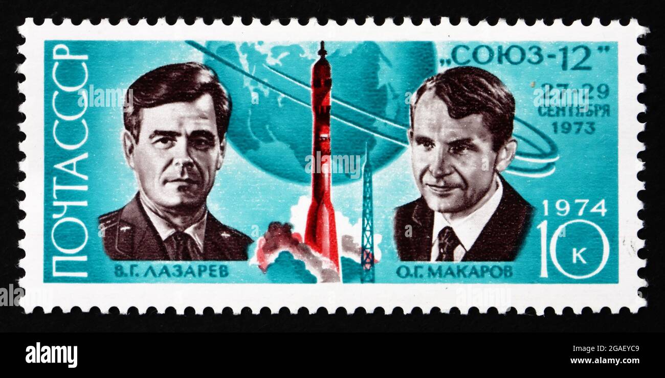 RUSSIA - CIRCA 1974: Un francobollo stampato in Russia mostra Cosmonauts V. G. Lazarev e O. G. Makarov e Soyuz 12, Cosmonauts' Day, circa 1974 Foto Stock