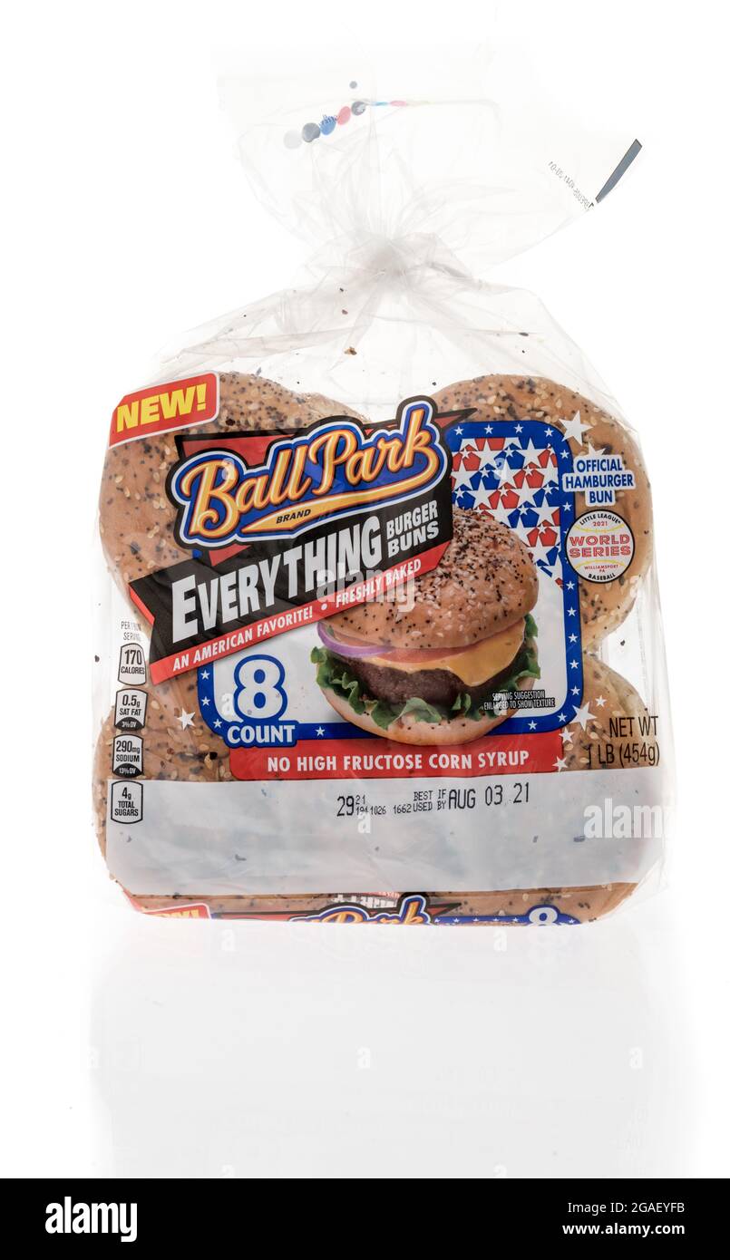 Winneconne, WI-28 luglio 2021: Un pacchetto di Ball Park tutto burber buns su uno sfondo isolato Foto Stock