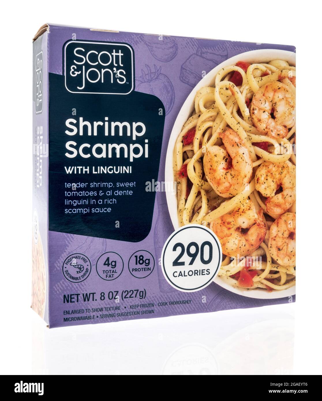 Winneconne, WI-30 luglio 2021: Un pacchetto di scampi di gamberetti Scott e Jons con linguini su uno sfondo isolato Foto Stock