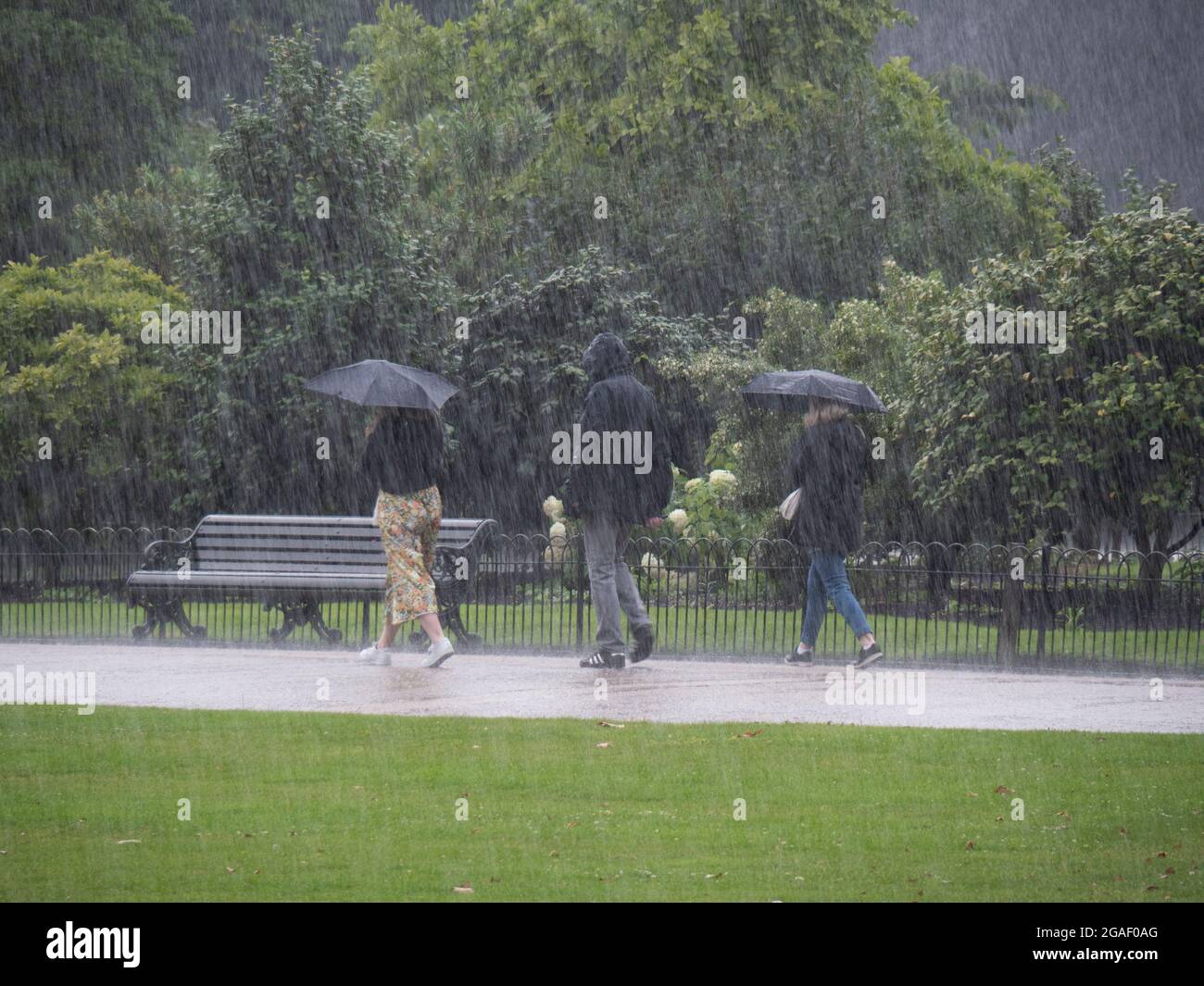 persone sotto la pioggia Foto Stock