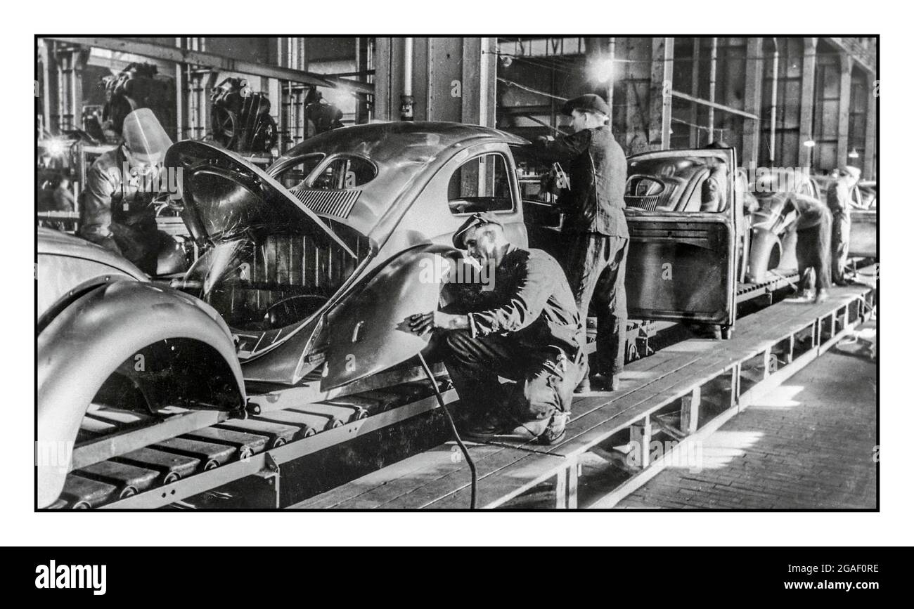 Archivio Volkswagen VW Beetle auto produzione post WW2 Volkswagen auto produzione saldatura sulla Volkswagen Beetle 1940's Wolfsburg Germania post-guerra Germania la produzione di Volkswagen riprende con l'aiuto alleato dell'esercito britannico a Wolfsburg Germania Foto Stock