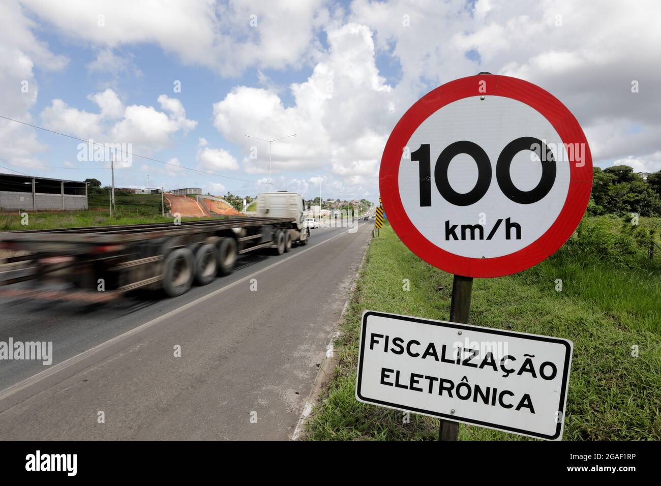 salvador, bahia, brasile - 24 aprile 2019: Il segnale stradale indica la velocità massima di 100 km all'ora sull'autostrada federale BR 324 nella città di Salvador. * Foto Stock