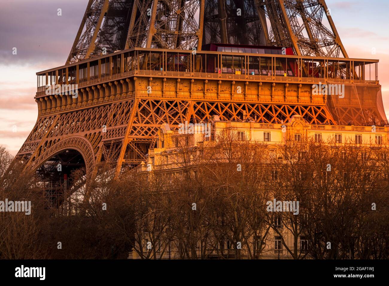 Parigi, Francia - 4 febbraio 2021: Primo piano dell'iconica torre Eiffel di Parigi Foto Stock