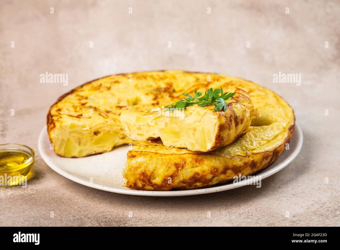 Omelette spagnole tradizionali preparate con uova e potaro Foto Stock
