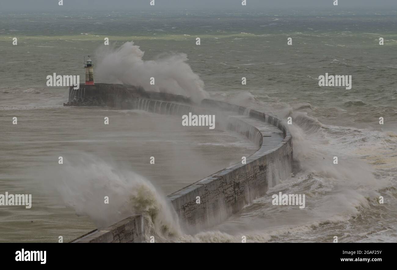 Newhaven, East Sussex, Regno Unito. 30 luglio 2021. Storm Evert porta il forte vento del Sud-Ovest sulla costa della Manica che si snodano le onde creando alcune spettacolari scene inestasonable. Credit: David Burr/Alamy Live News Foto Stock