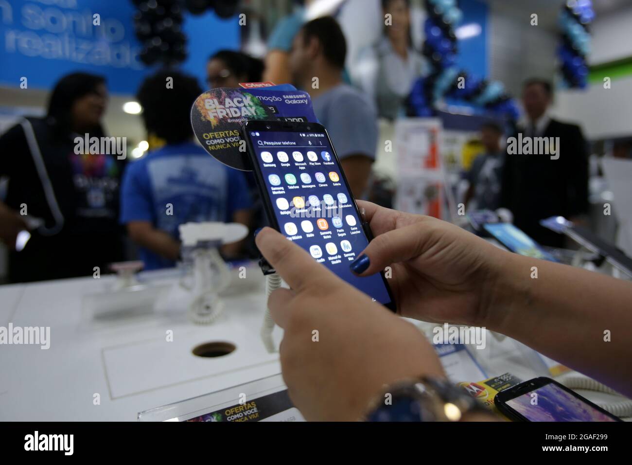 salvador, bahia, brasile - 23 novembre 2018: Cliente in negozio di vendita smartphone durante Perido de Balck Venerdì a Salvador città. Foto Stock