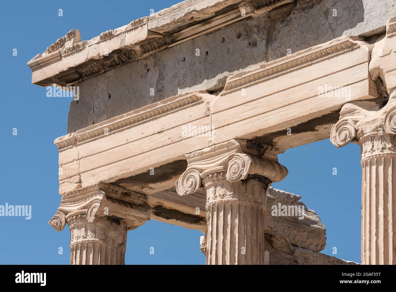 Particolare di architettura greca classica, colonne ioniche e cornicione, Acropoli, Atene Foto Stock