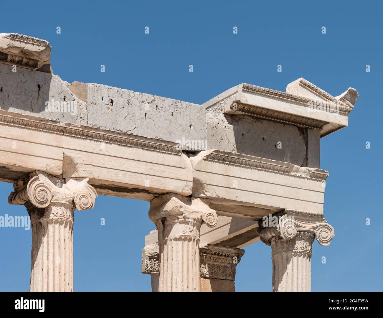 Particolare di colonne ioniche e fregio, classica architettura greca dell'Acropoli, Atene. Foto Stock