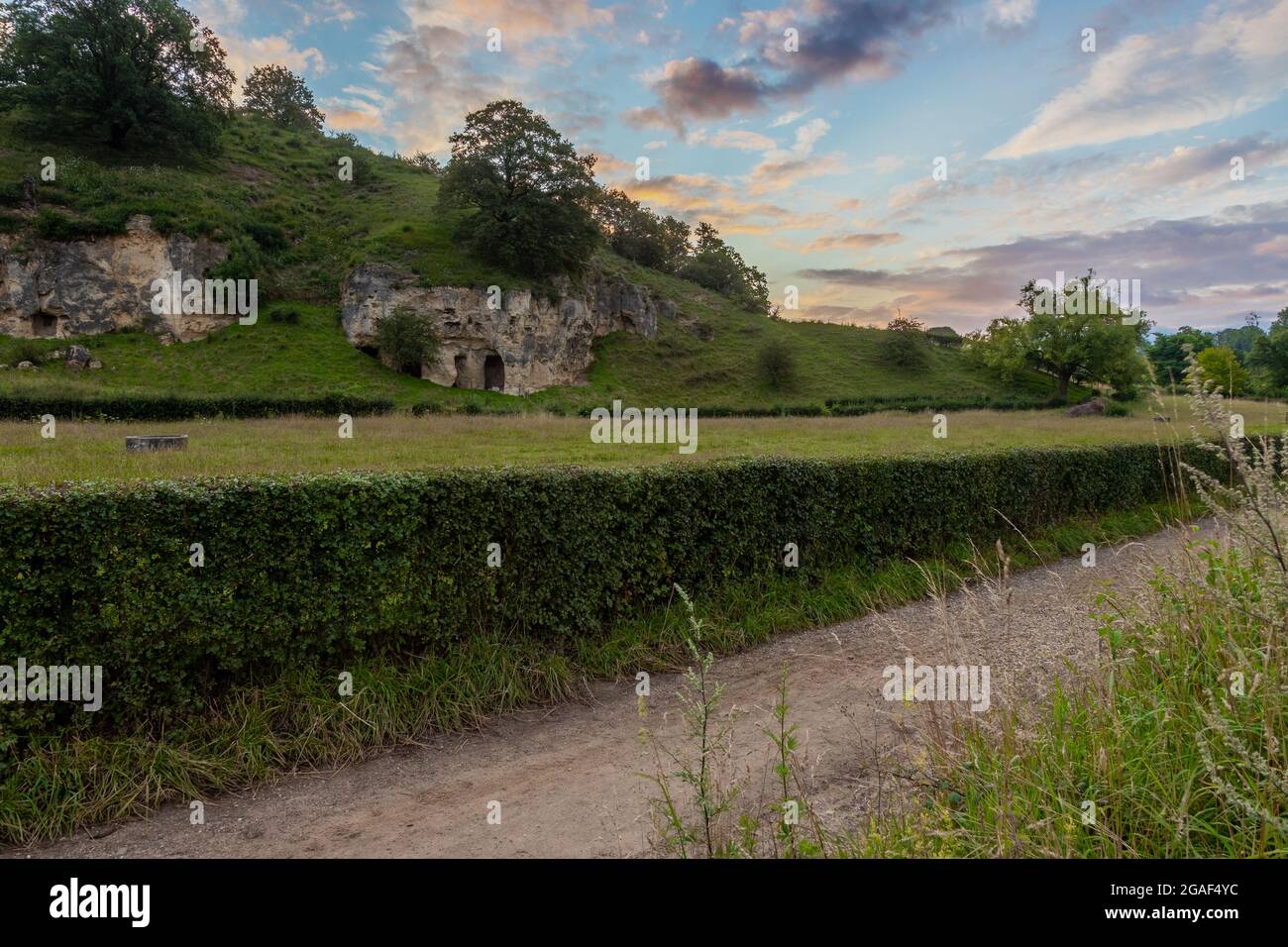 Alba con un cielo spettacolare con un paesaggio torbido impressionante sul campo e prati del villaggio di Bemelen nella provincia olandese Limburgo Foto Stock