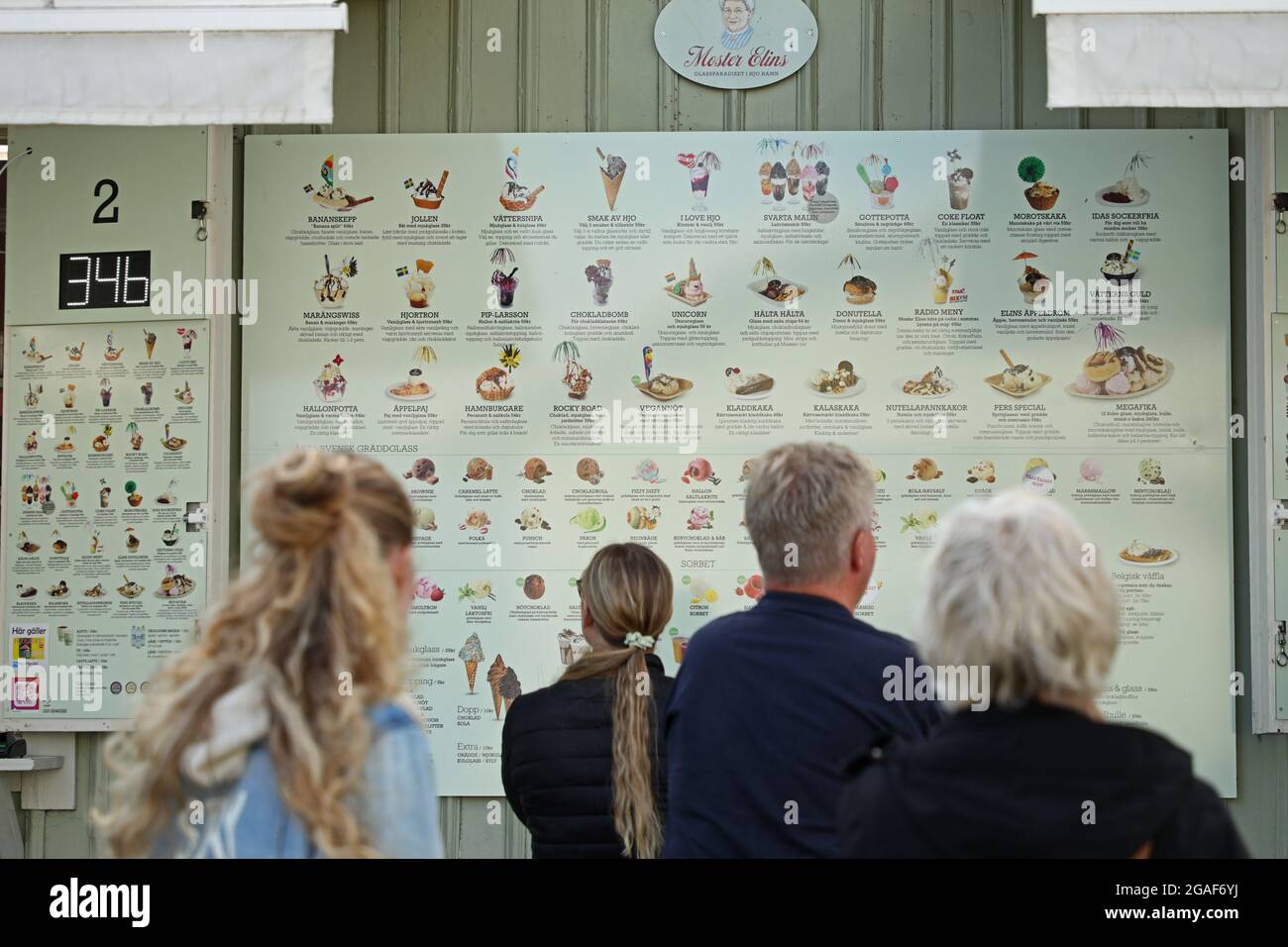 Hjo, Svezia. 23 luglio 2021. La vita quotidiana a Hjo, Svezia, durante il venerdì pomeriggio. Vendita di gelati nel porto. Credit: Jeppe Gustafsson/Alamy Live News Foto Stock