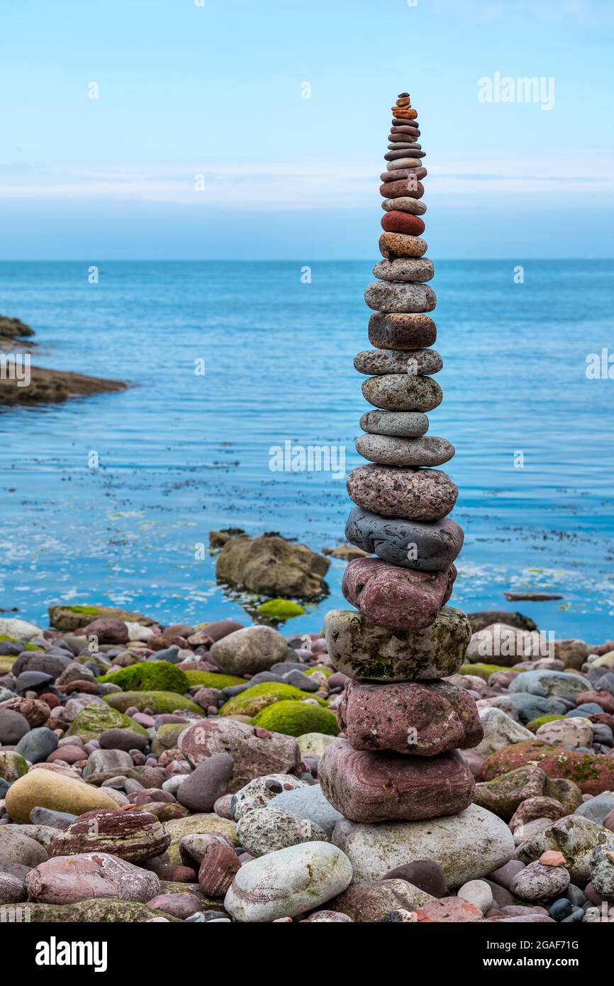 Una torre di pietra stack sulla spiaggia, Dunbar, East Lothian, Scozia, Regno Unito Foto Stock