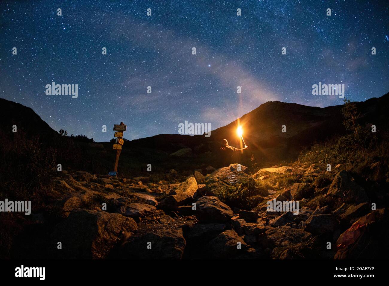 Silhouette umana in montagna di notte Foto Stock
