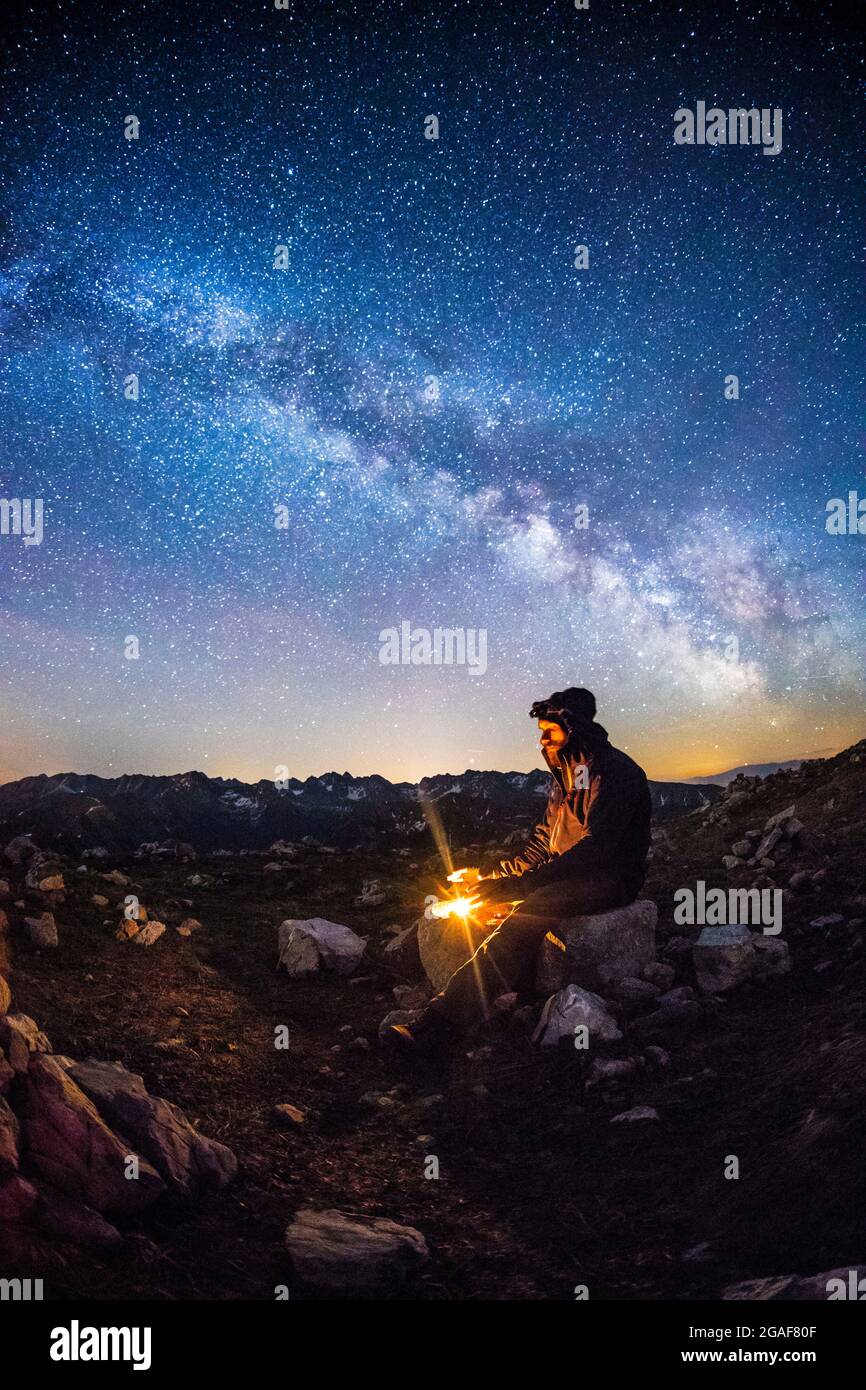 Silhouette umana in montagna di notte Foto Stock