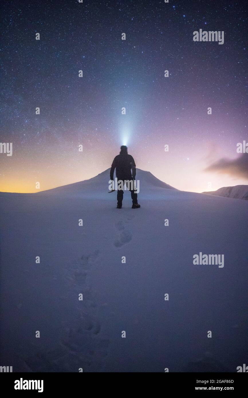 Uomo in montagna di notte Foto Stock