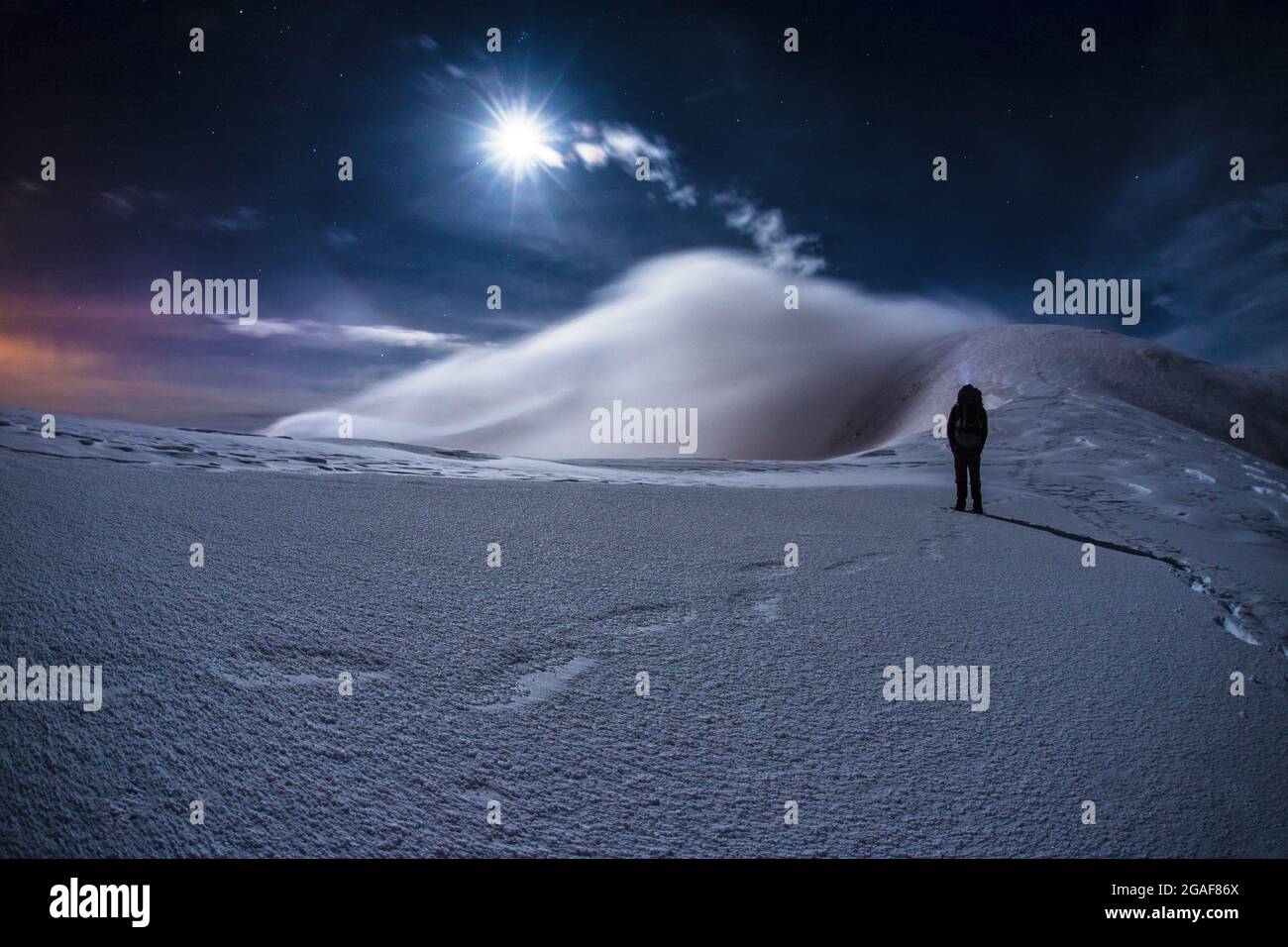 Uomo in montagna di notte Foto Stock