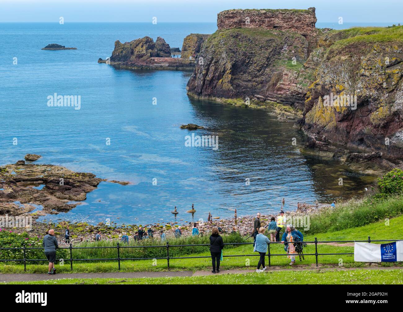 Persone che guardano i concorrenti dell'European Stone Stacking Championship, Dunbar, East Lothian, Scozia, Regno Unito Foto Stock