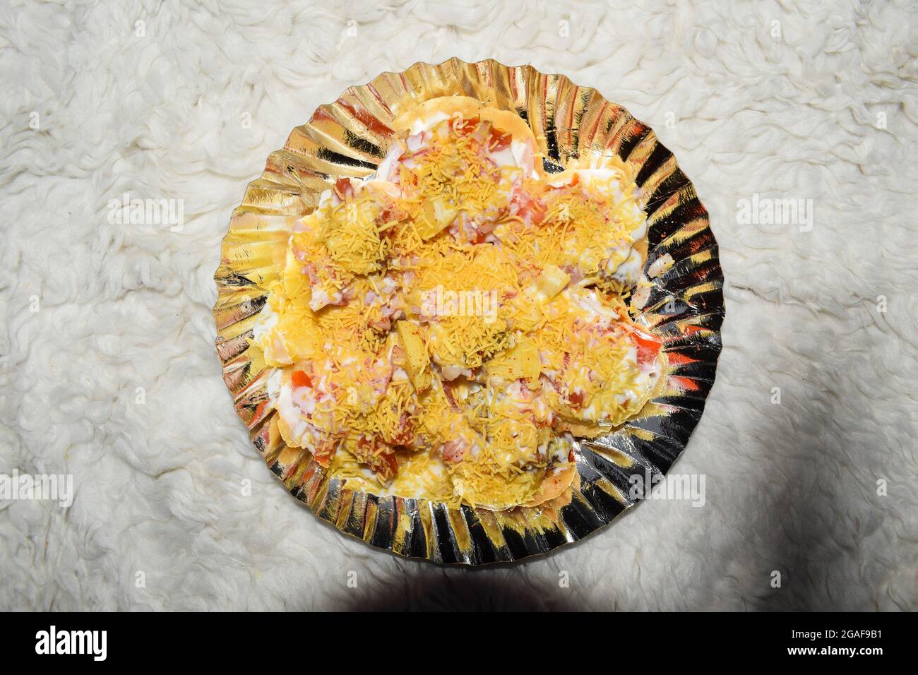 Vista dall'alto del delizioso cibo indiano, il famoso piatto di spuntini croccante indiano Bhelpuri Foto Stock