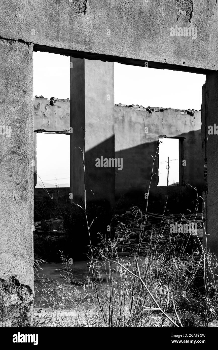 Resti di edifici abbandonati delle miniere di la Union villaggio nella provincia di Cartagena, Murcia comunità, Spagna. Immagine monocromatica. Foto Stock