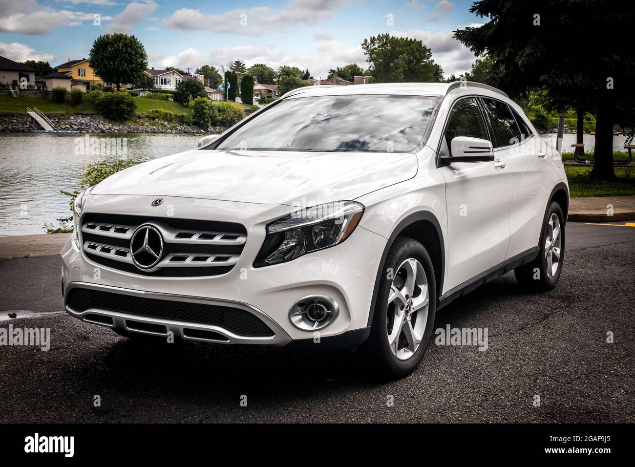 Sorel-Tracy, Canada - 30 luglio 2021: Mercedes Benz GLA 250 2019 auto bianca  all'aperto girato in estate Foto stock - Alamy