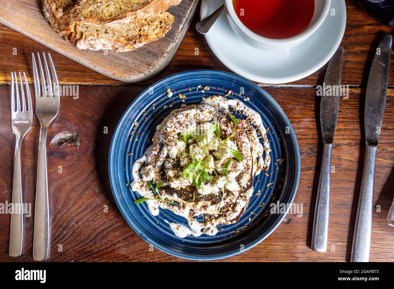 Al pub Gurnard's Head, Zennor, Cornovaglia, Regno Unito, è possibile gustare melanzane con hummus, yogurt, feta e spezie za'atar Foto Stock