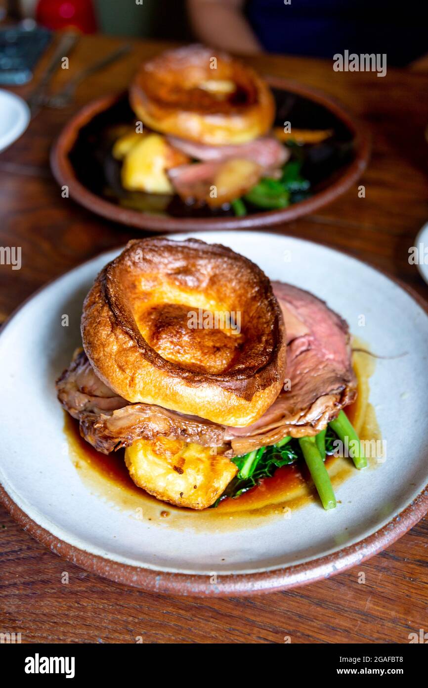 Costolette arrosto di manzo della Cornovaglia con budino dello Yorkshire al pub Gurnard's Head, Zennor, Cornovaglia, Regno Unito Foto Stock
