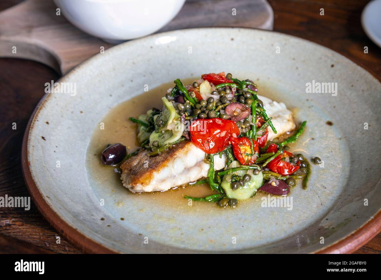 Ala ray con samphire, olive, pomodori e capperi al pub Gurnard's Head, Zennor, Cornovaglia, Regno Unito Foto Stock