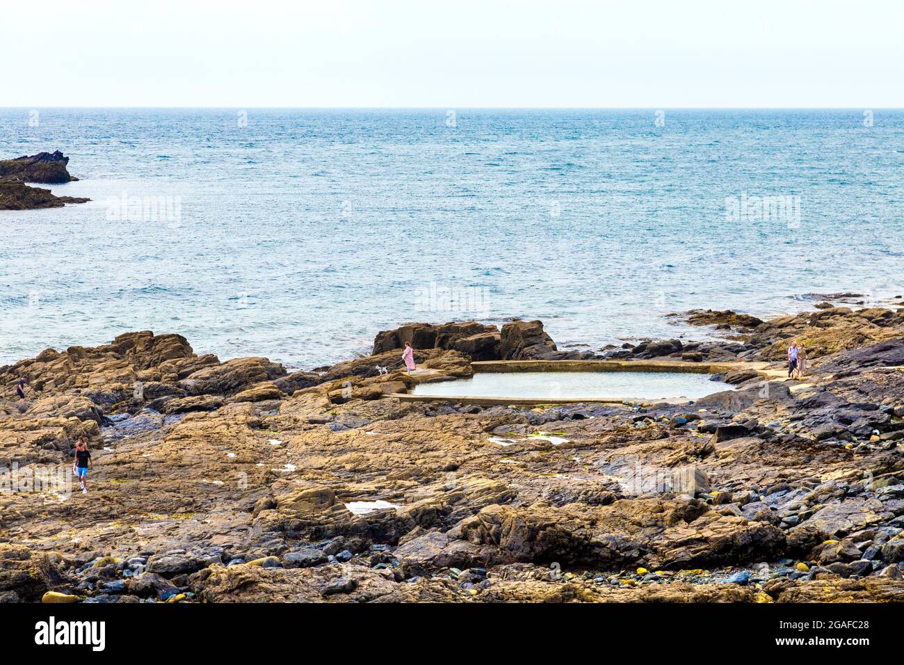 Piscina di roccia a Mousehole che si affaccia sul mare lungo il South West Coast Path, Penwith Peninsula, Cornovaglia, Regno Unito Foto Stock