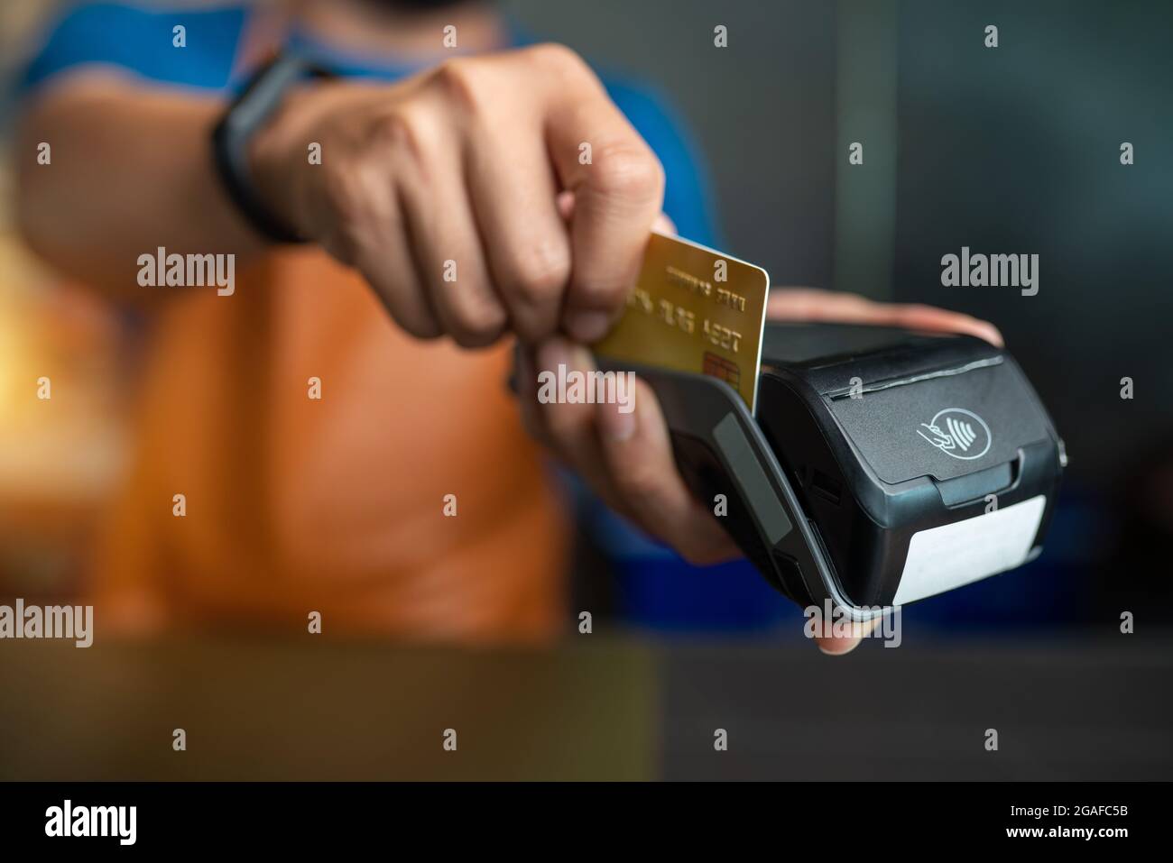 Pagamento tramite carta di credito Visa presso un bar Foto Stock