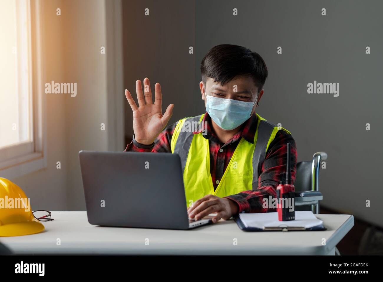 Le persone con disabilità che lavorano come ingegneri stanno facendo messaggi di saluto per le riunioni di videochiamata Foto Stock