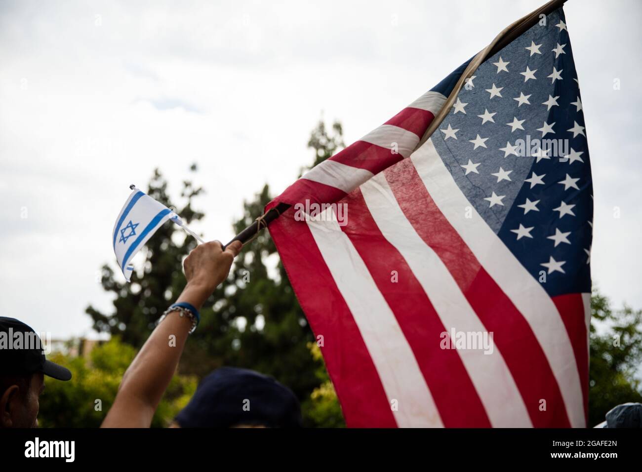 STATI UNITI. 25 luglio 2021. Un partecipante detiene una bandiera americana e una bandiera israeliana durante il raduno "We are Israel" a El Cajon, California, domenica 25 luglio 2021. Il rally, secondo lo Shield of David senza scopo di lucro, è stato creato per "radunarsi con ebrei e cristiani che coraggiosamente rifiutano l'antisemitismo e sostengono i valori giudeo-cristiani". (Foto di Kristian Carreon/Sipa USA) Credit: Sipa USA/Alamy Live News Foto Stock