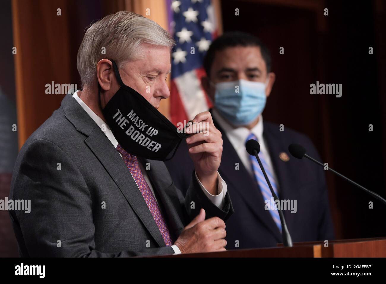 Washington, Stati Uniti. 30 luglio 2021. Il senatore STATUNITENSE Lindsey Graham (R-SC) indossa una maschera che dice "Mask Up the Border" durante una conferenza stampa sul confine tra Stati Uniti e Messico al Senato Estudio/Capitol Hill. Credit: SOPA Images Limited/Alamy Live News Foto Stock