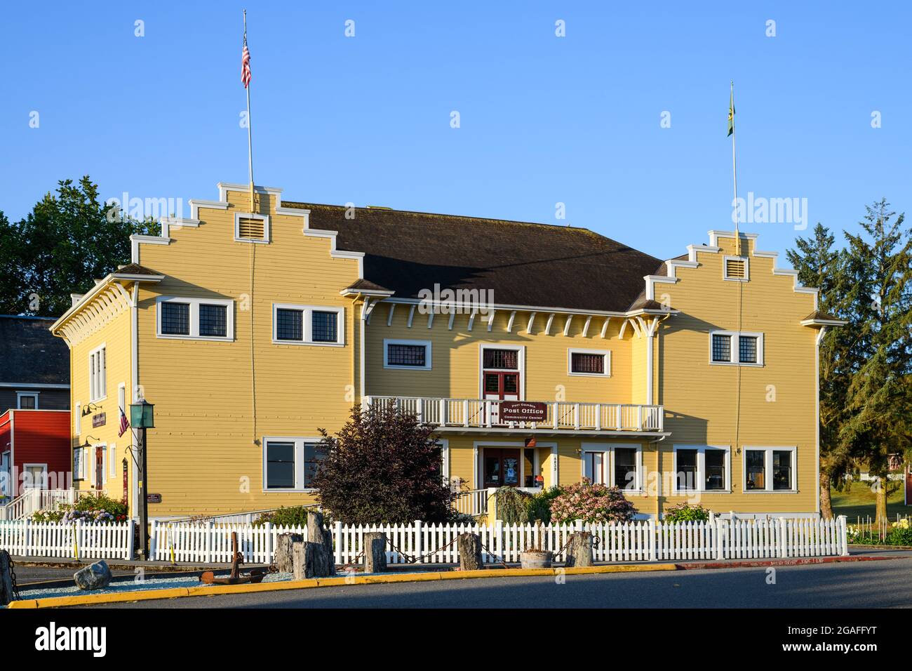 Port Gamble, WA, USA - 27 luglio, 2-21; lo storico edificio dell'ufficio postale a Port Gamble sulla penisola di Kitsap nello stato di Washington. Foto Stock