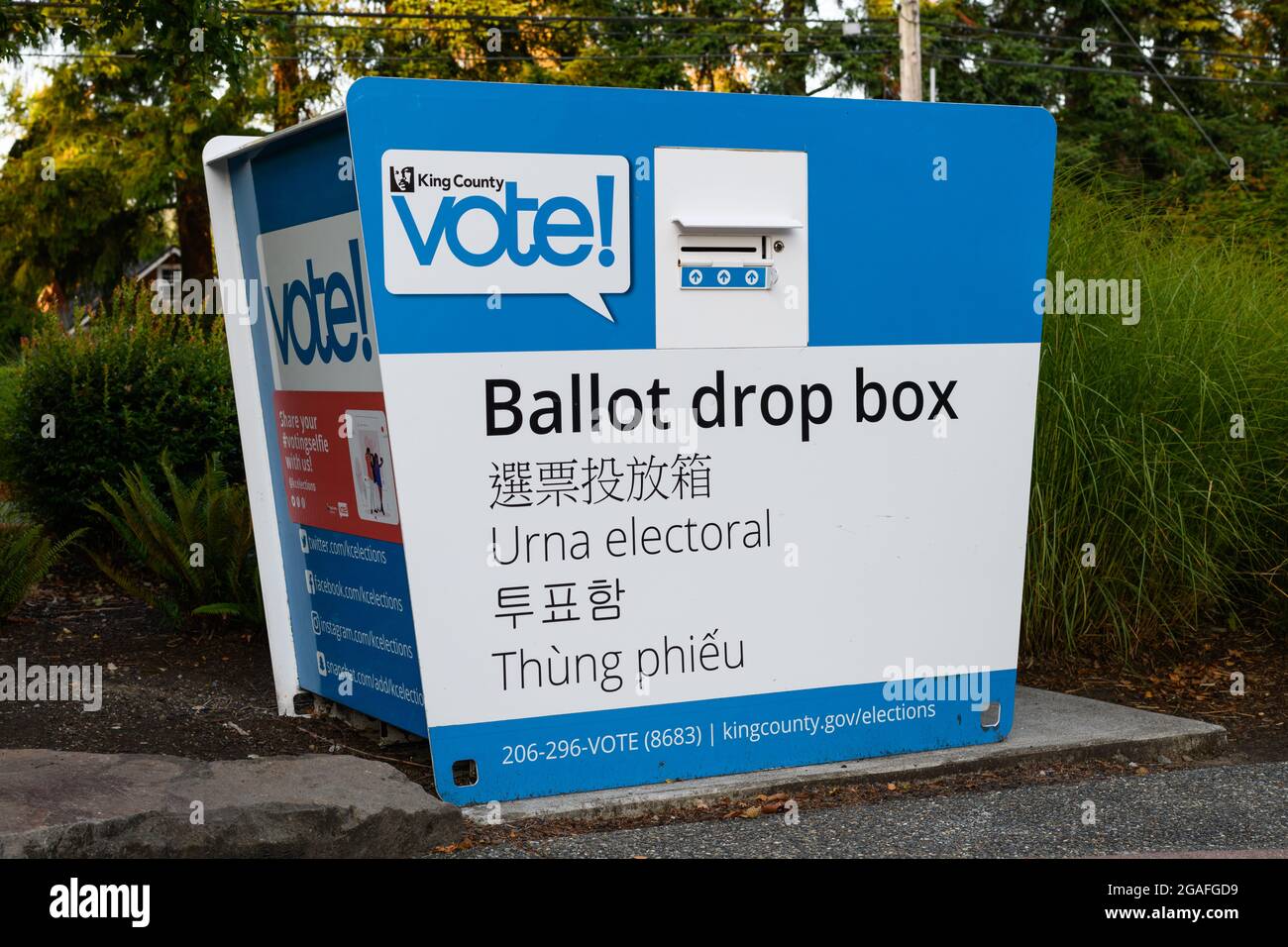 Fall City - 30 luglio 2021; UN ballottaggio della King County drop box a Fall City Washington è usato per gli elettori per depositare i voti per le elezioni Foto Stock