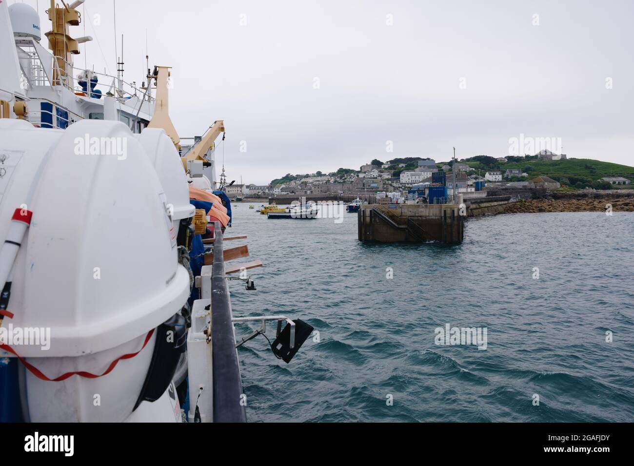 A bordo del traghetto Scillonian III che si avvicina al porto dell'isola di St Mary, Isole Scilly, Cornovaglia, Inghilterra, Regno Unito, Luglio 2021 Foto Stock