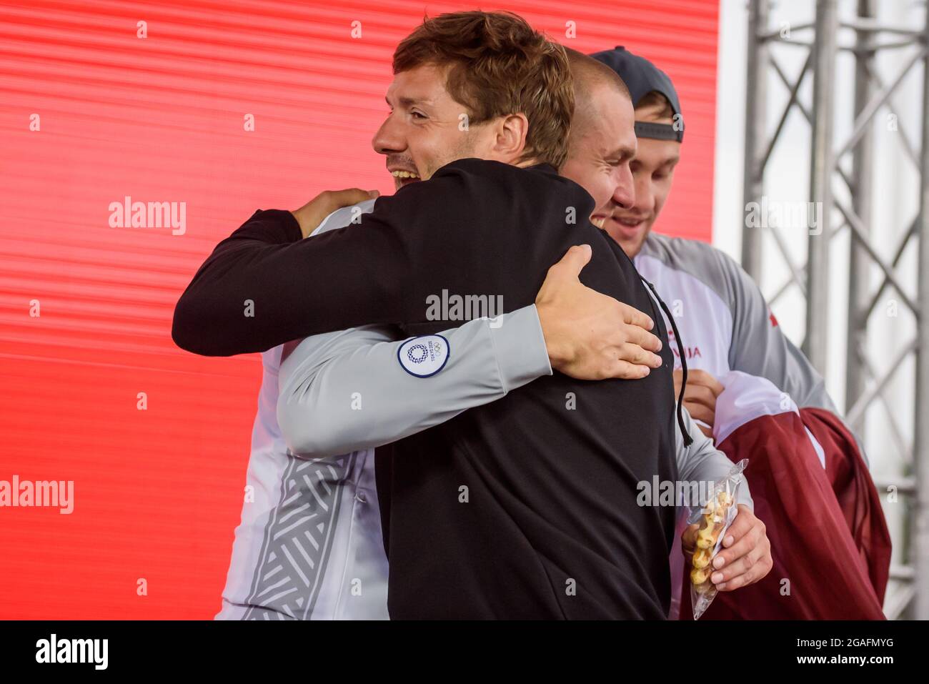 RIGA, LETTONIA. 30 luglio 2021. La squadra di pallacanestro lettone 3x3, i medalisti d'oro delle Olimpiadi di Tokyo arrivano all'aeroporto internazionale di riga Foto Stock