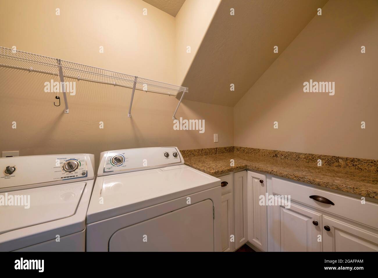 Interno lavanderia senza finestre con bancone a forma di L. Foto Stock