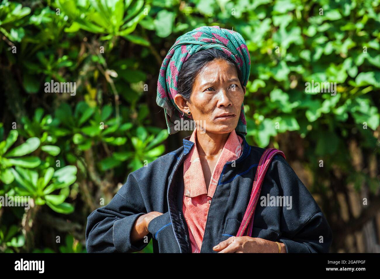 Donna birmana proveniente dalla tribù etnica di Pao/Pa-o che vende verdure al mercato Mine Thauk, Nyaungshwe, Myanmar Foto Stock