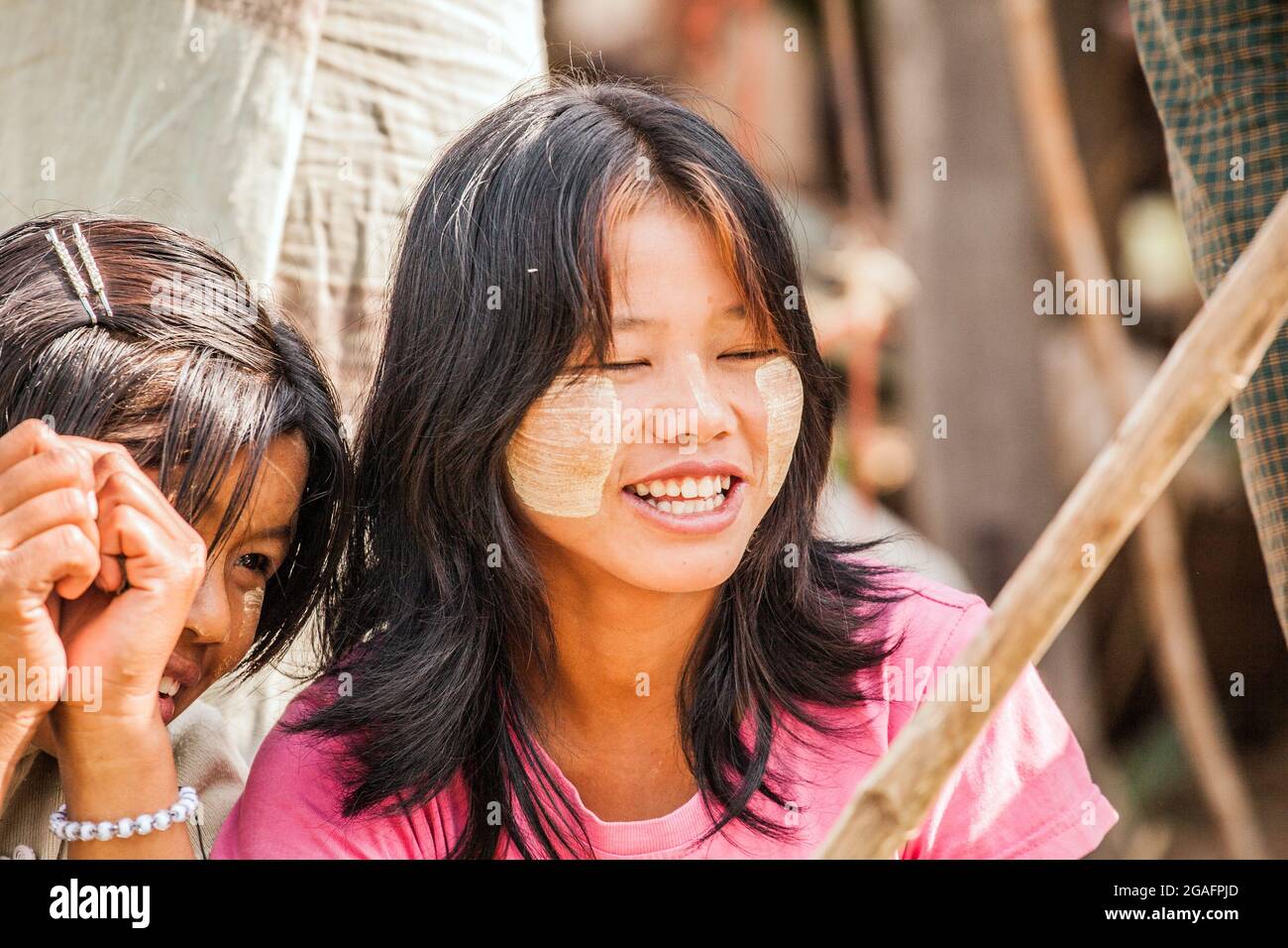 Bella ragazza birmana giovane con polvere di Thanaka faccia, Mine Thauk, Lago Inle, Myanmar Foto Stock