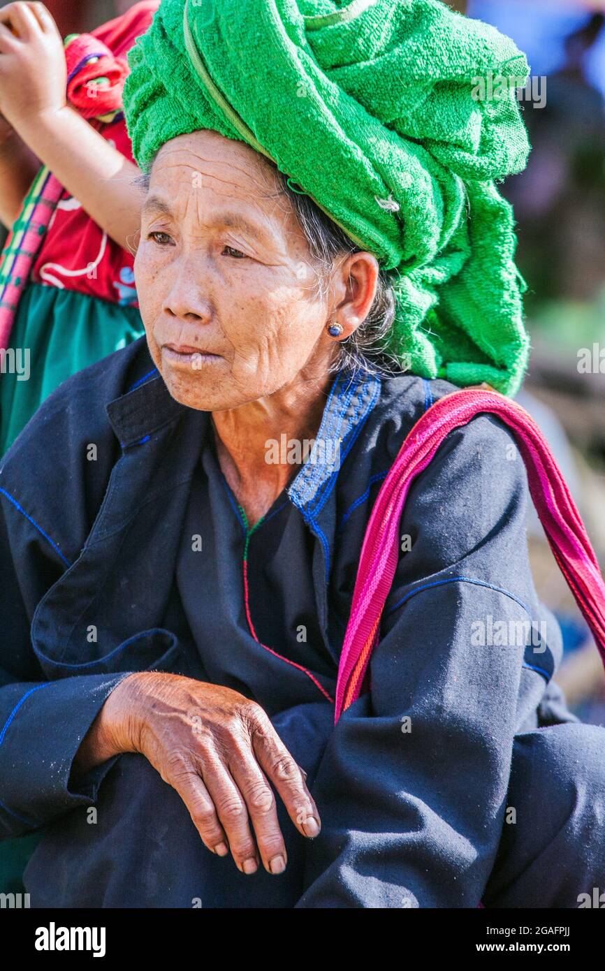 Donna birmana di Pao/Pa-o tribù etnica collina acquisto verdure a Mine Thauk Market, Nyaungshwe, Myanmar Foto Stock