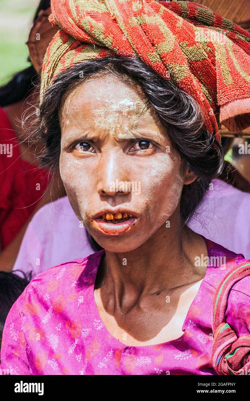 Donna birmana di Pao/Pa-o tribù etnica collina acquisto verdure a Mine Thauk Market, Nyaungshwe, Myanmar Foto Stock