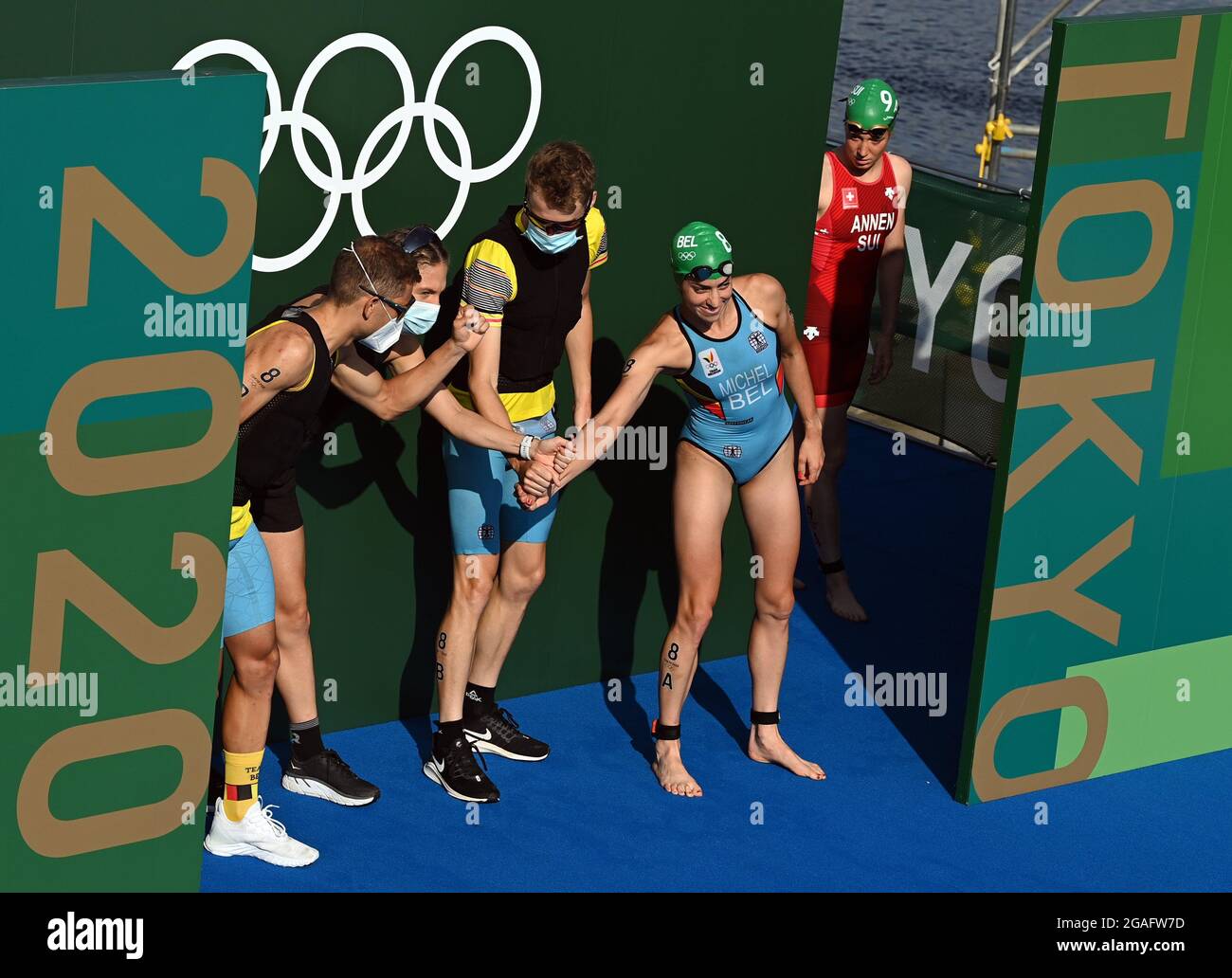 I martelli belgi hanno raffigurato all'inizio della gara di triathlon a staffetta mista il nono giorno dei 'Giochi Olimpici di Tokyo 2020' a Tokyo, Giappone, su Satu Foto Stock