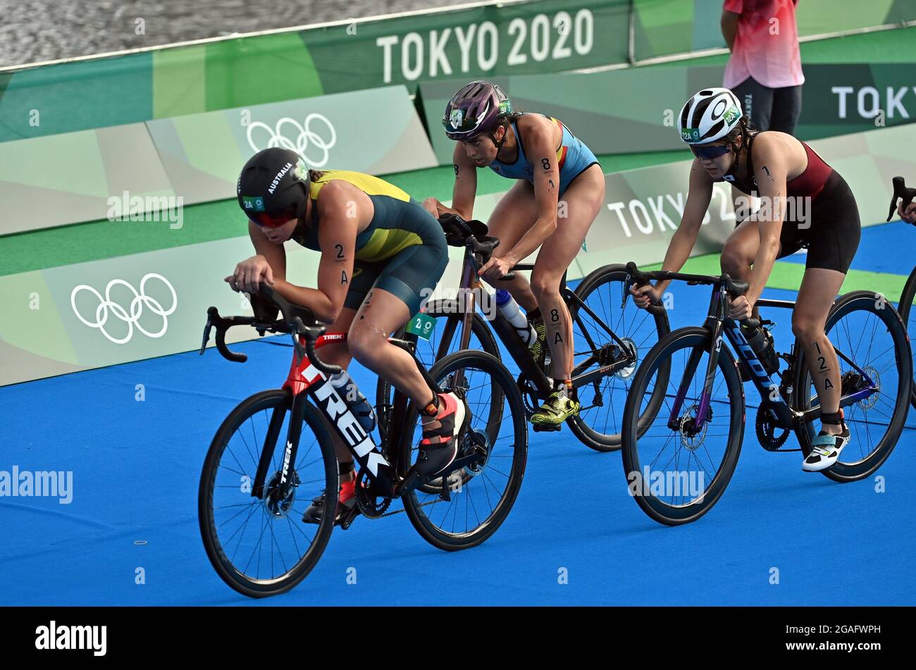 Il belga Claire Michel ha raffigurato in azione durante la parte in moto della gara a relè misto triathlon il nono giorno dei 'Giochi Olimpici di Tokyo 2020' in Foto Stock