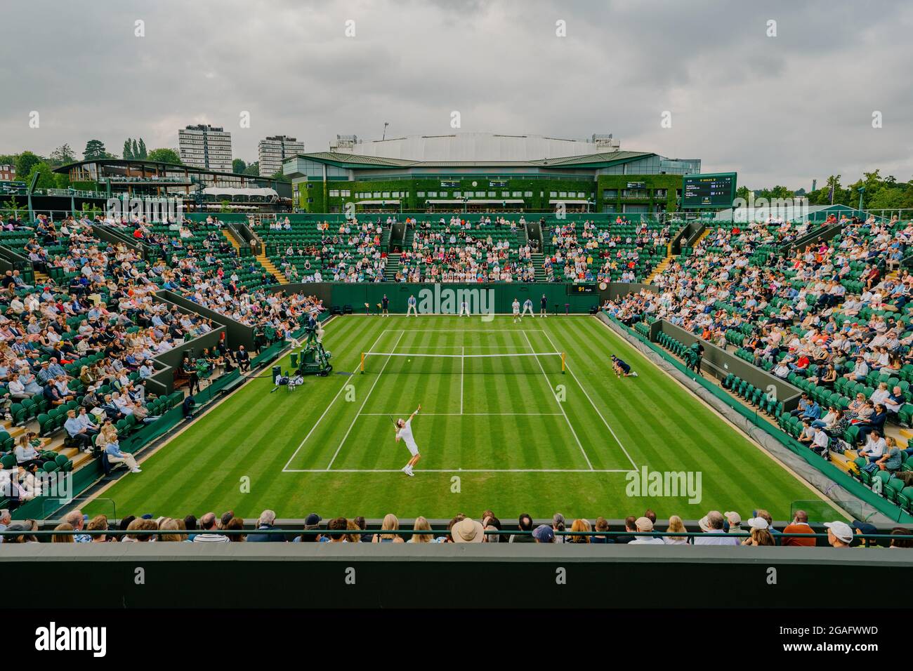 Opinioni generali di F. Delbonis dell'Argentina e di un Rubledon della Russia a Wimbledon con vista del Centre Court Foto Stock
