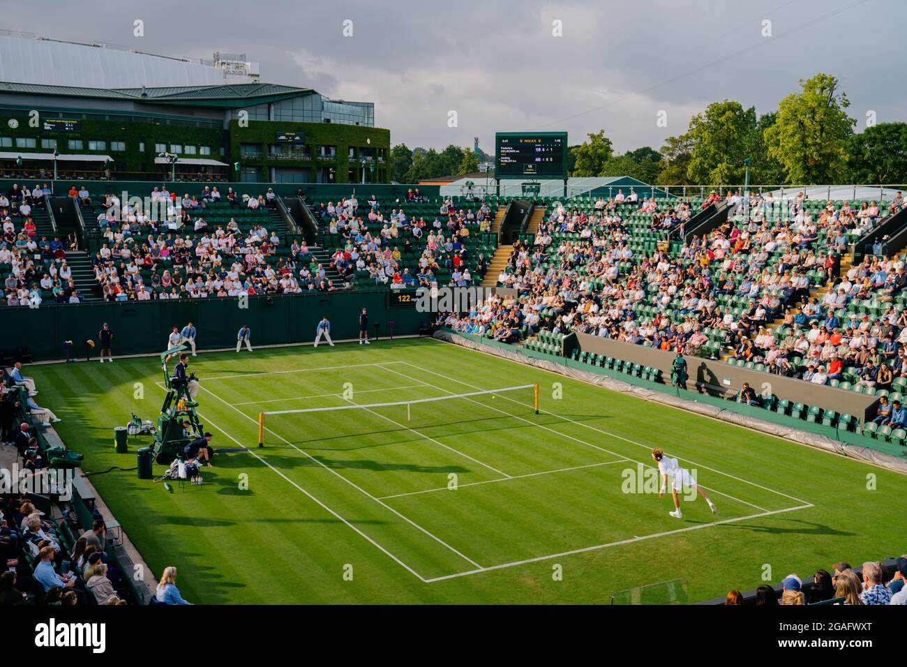 Opinioni generali di F. Delbonis dell'Argentina e di un Rubledon della Russia a Wimbledon con vista del Centre Court Foto Stock