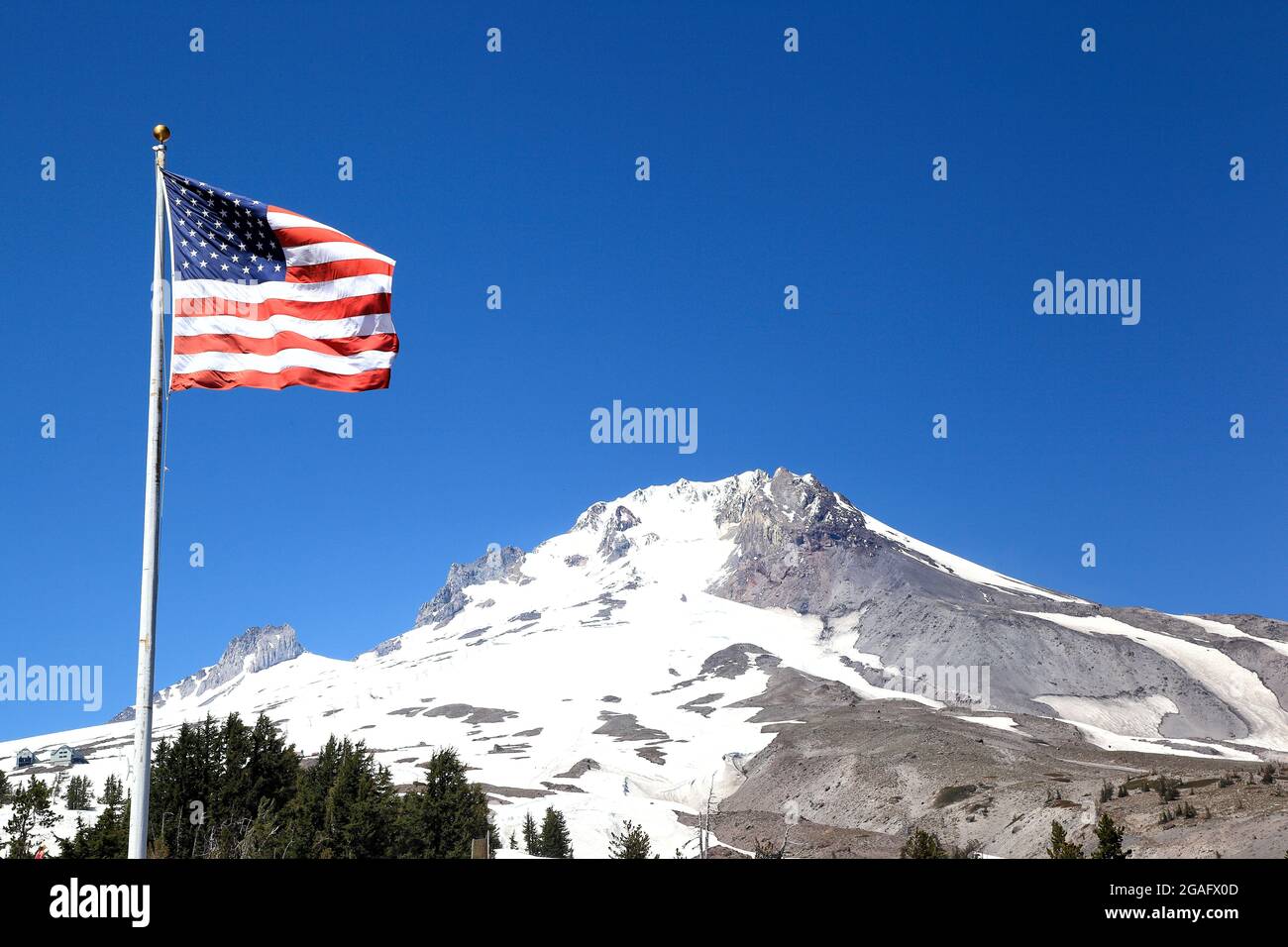 La bandiera americana che vola con Mt Hood (Oregon) sullo sfondo. Foto Stock