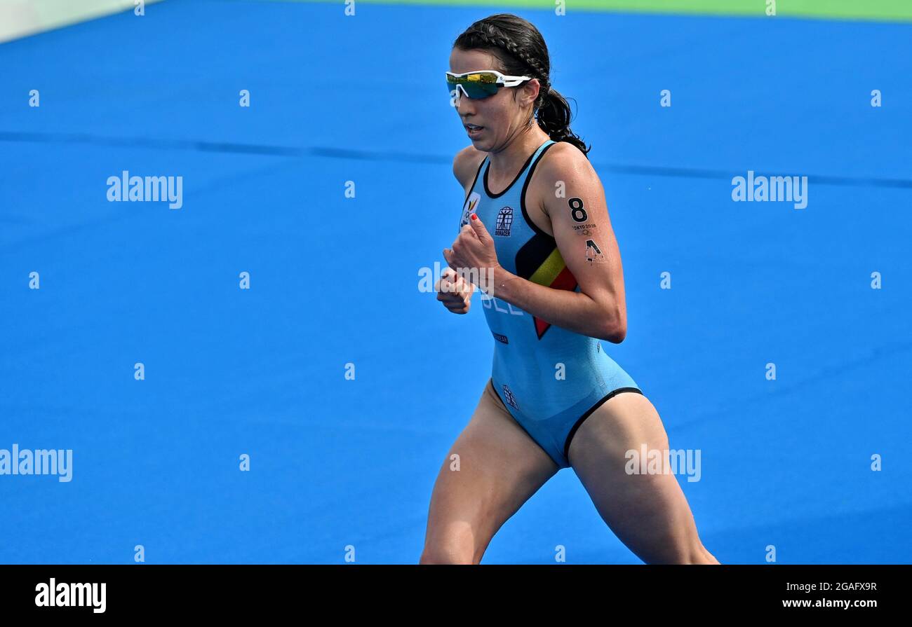 Il belga Claire Michel ha raffigurato in azione durante la parte in esecuzione della gara di triathlon a staffetta mista il nono giorno dei 'Giochi Olimpici di Tokyo 2020' Foto Stock