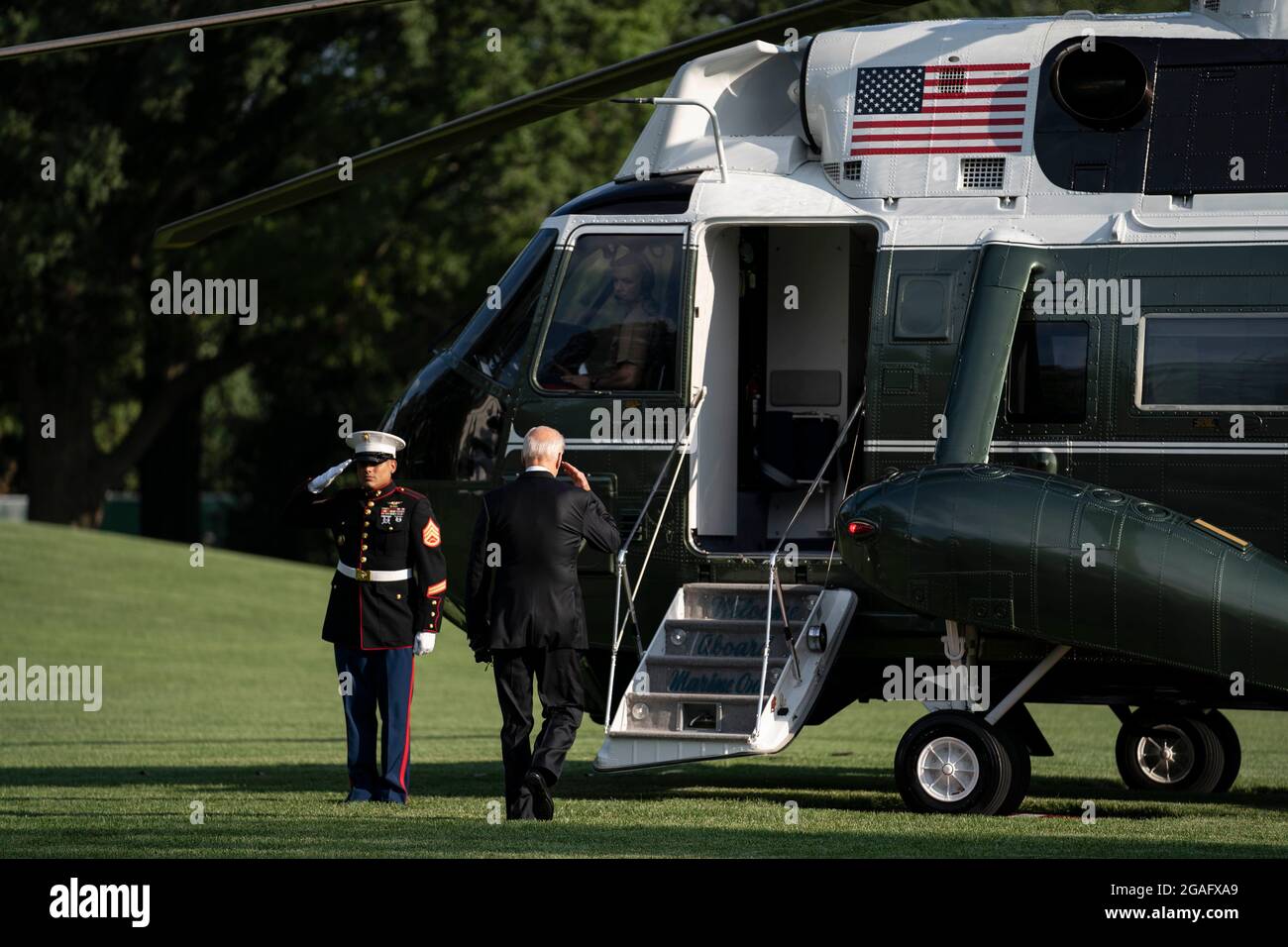 Washington, Stati Uniti. 30 luglio 2021. Il presidente Joe Biden salda Marine One sul prato meridionale della Casa Bianca per un fine settimana al Camp David di Washington, DC, venerdì 30 luglio 2021. Oggi il Presidente Biden ha incontrato i Governatori per la prevenzione degli incendi e Cuba-Americani per i disordini civili. Photo by Sarah Silbiger/Pool/Sipa USA Credit: Sipa USA/Alamy Live News Foto Stock