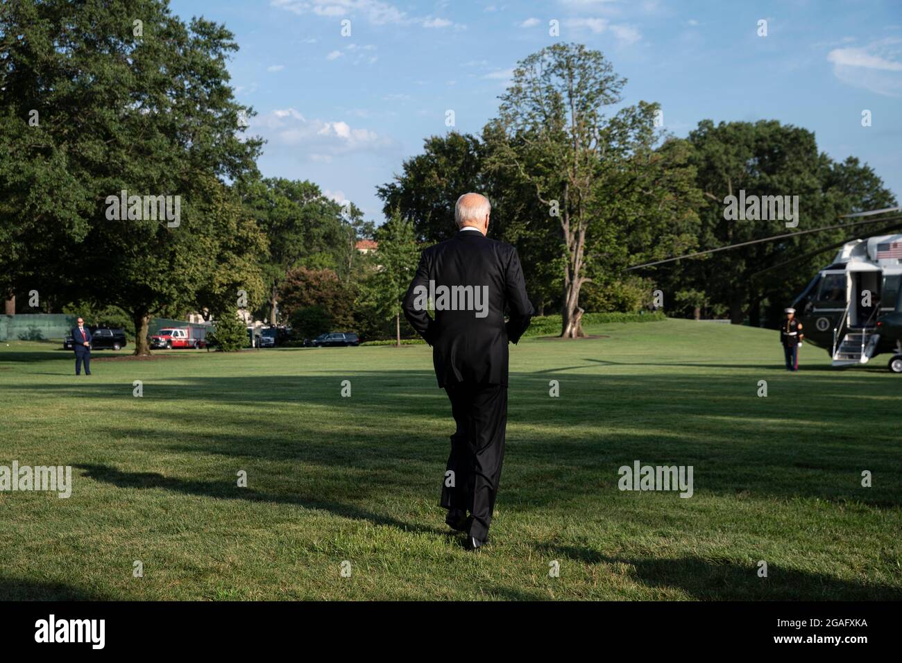 Washington DC, Stati Uniti. 30 luglio 2021. Il presidente Joe Biden cammina lungo il prato sud della Casa Bianca a Marine One mentre parte per un fine settimana a Camp David a Washington, DC, venerdì 30 luglio 2021. Oggi il Presidente Biden ha incontrato i Governatori per la prevenzione degli incendi e Cuba-Americani per i disordini civili. Foto di Sarah Silbiger/Pool/ABACAPRESS.COM Credit: Abaca Press/Alamy Live News Foto Stock