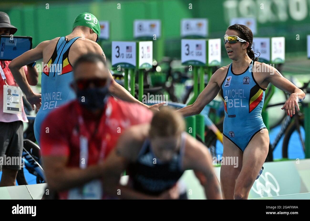 Il belga Marten Van Riel e il belga Claire Michel hanno ritratto in azione durante la gara di triathlon a staffetta mista il nono giorno della 'Tokyo 2020 Olympic Foto Stock