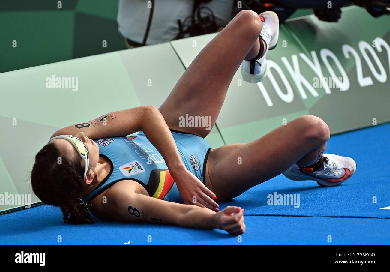 Il belga Claire Michel sembra esausto, durante la gara di triathlon a staffetta mista il nono giorno dei 'Giochi Olimpici di Tokyo 2020' a Tokyo, in Giappone, il sabato Foto Stock